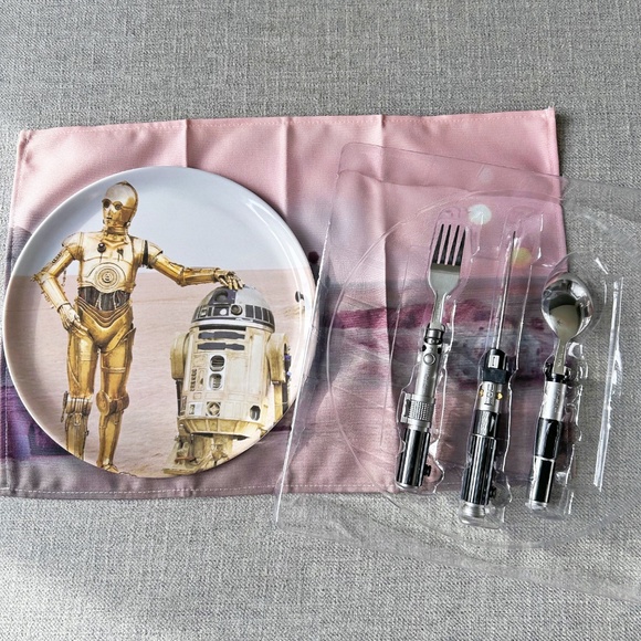 New in Box Star Wars Tatooine dinner set with utensils, plate and placemat - Picture 4 of 7